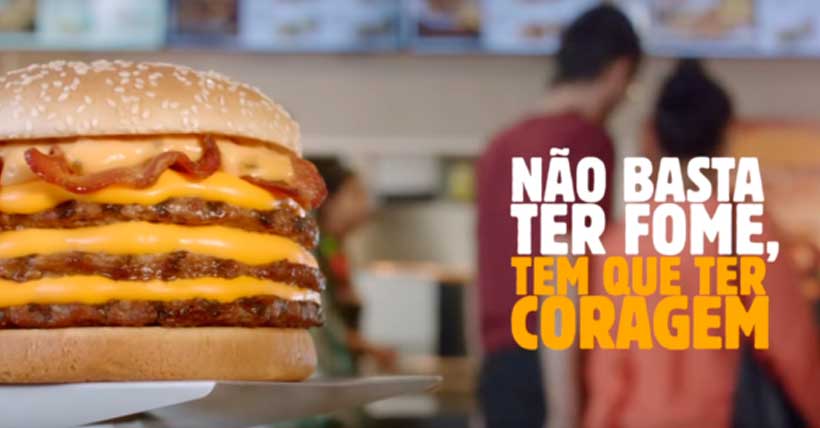 Foto de um grade lanche com a seguinte frase: "Não basta ter fome, tem que ter coragem".
