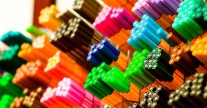 Imagem de uma pilha de canetas em uma loja