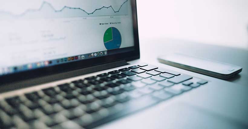 Computador com a tela do Google Analytics aberto