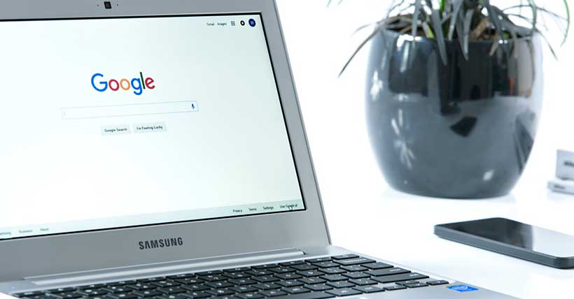 Computador com o site do Google aberto