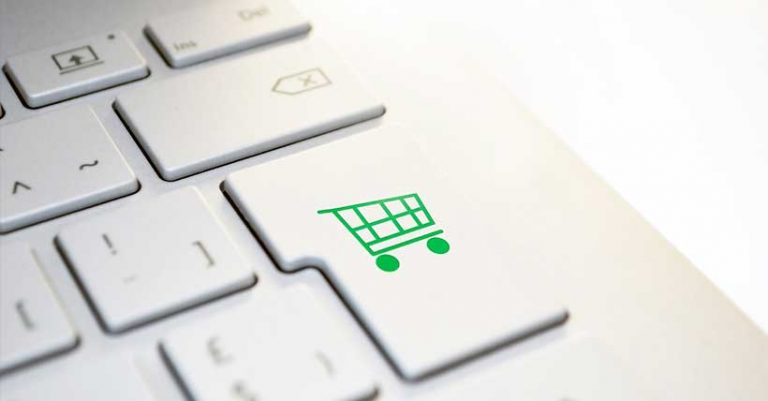Teclado de computador com botao de comprar agora.