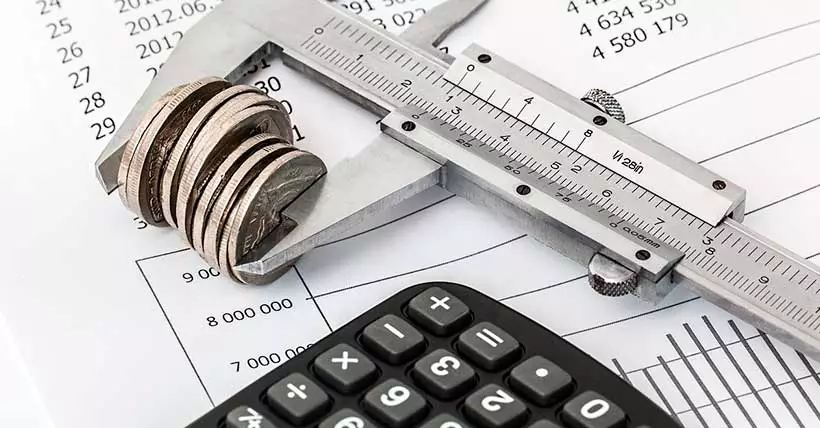 Régua medindo uma pilha de moedas.